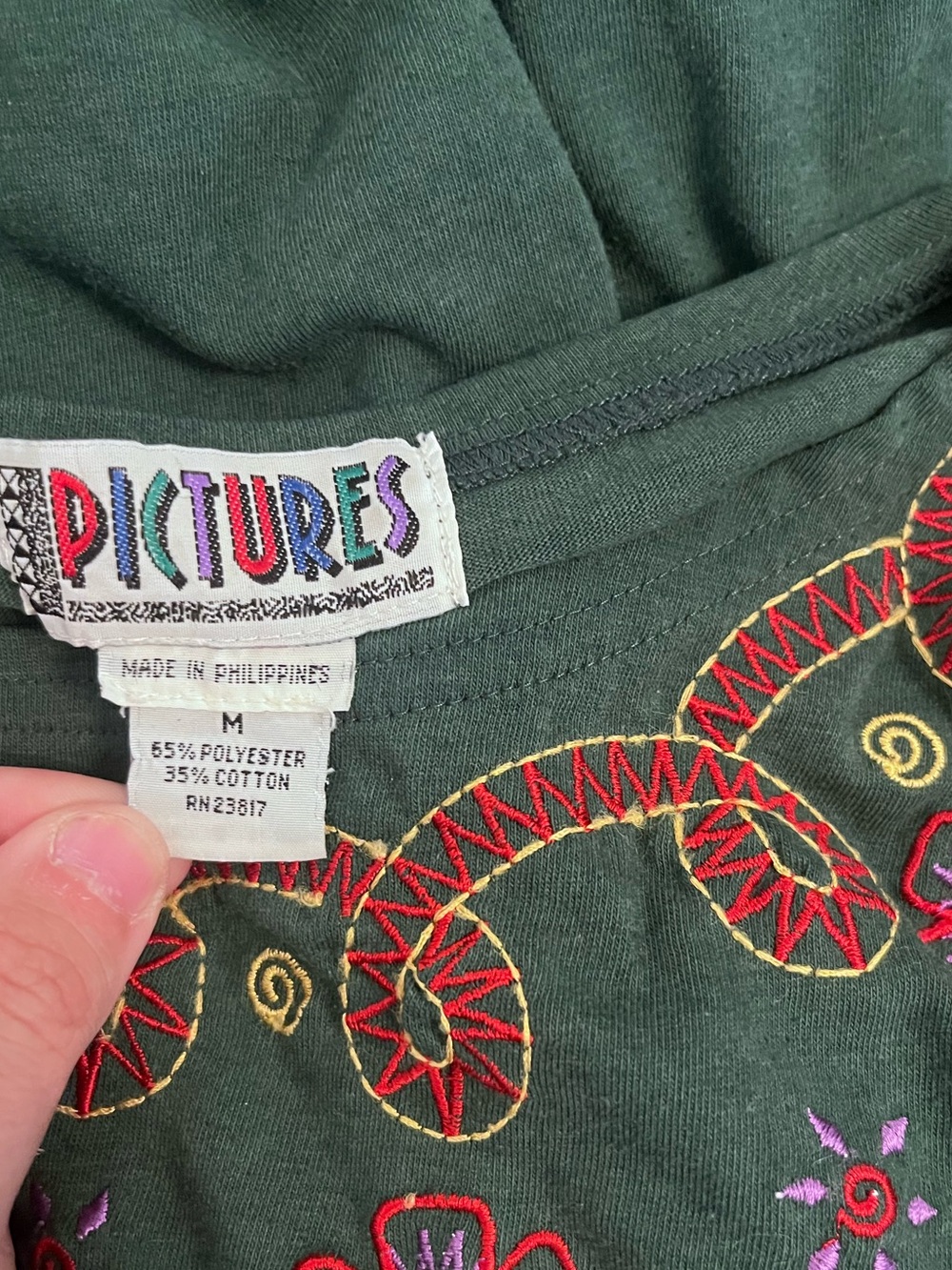Pictures Vintage 90s Green Embroidered Floral Neck T-Shirt with Shoulder Pads - Picture 3 of 3